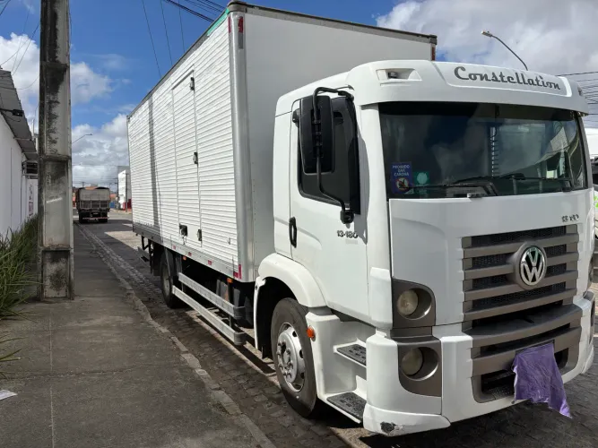 Volkswagem 13.180  ano 2011 baú  sete metros piso de ferro valor R$ 215.000