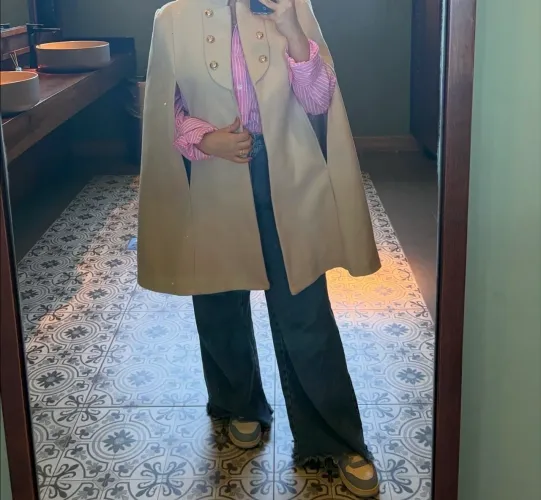 Sobretudo bege curto luxo elegante inverno