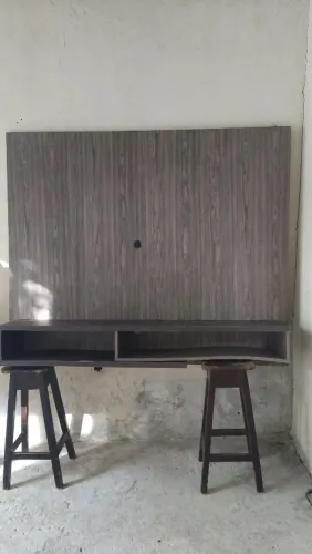 Painel de TV amadeirado com rack suspenso acoplado