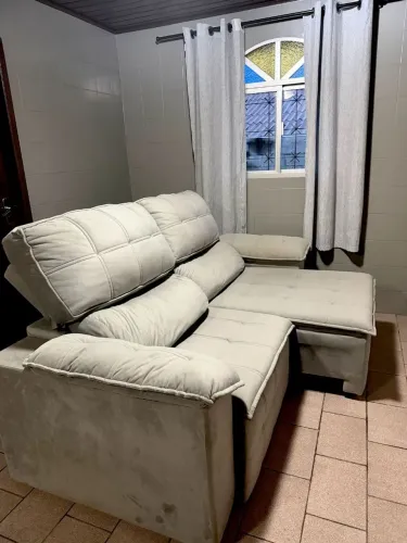 Sofá retrátil e reclinável.