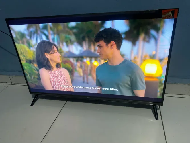 Tv TCL semi nova no plástico ainda sem a caixa!!