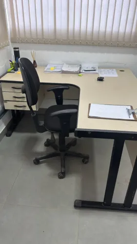 5Mesas, 1 armario 5 cadeiras