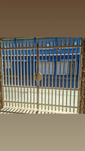 Portão de garagem semi novo bem conservado sendo 2 na entrada e 1 social
