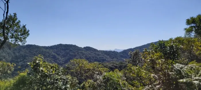 Lote à venda em declive com área total de 1.354m² e uma vista exuberante para Pedra do Baú