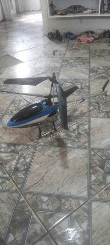 Helicóptero de controle remoto sem controle no estado