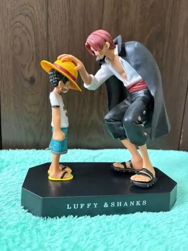 Action Figure Luffy e Shanks - Cena icônica do Luffy recebendo o chapéu de palha