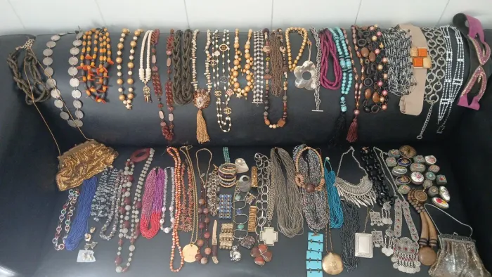 Lote de bijuterias belíssimas contendo cintos, colares, brinco ,pulseiras