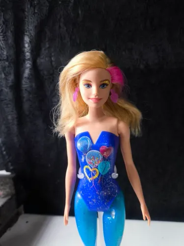 Boneca Barbie color reveal