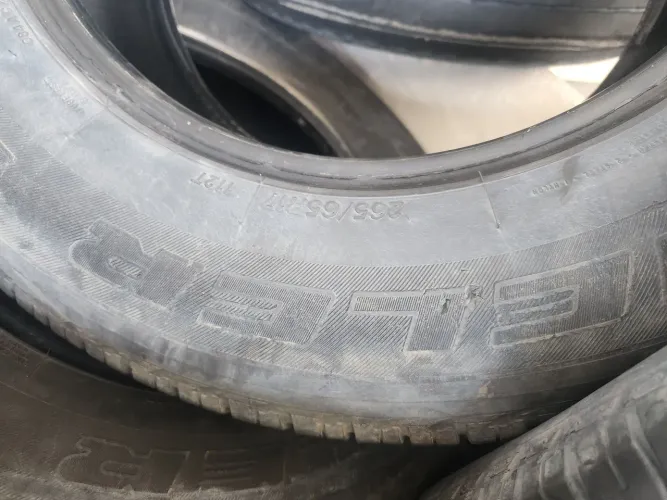 Pneus semi novo Bridgestone H/T 265/65R17