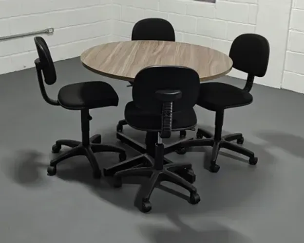 Mesa de reunião com 04 cadeiras