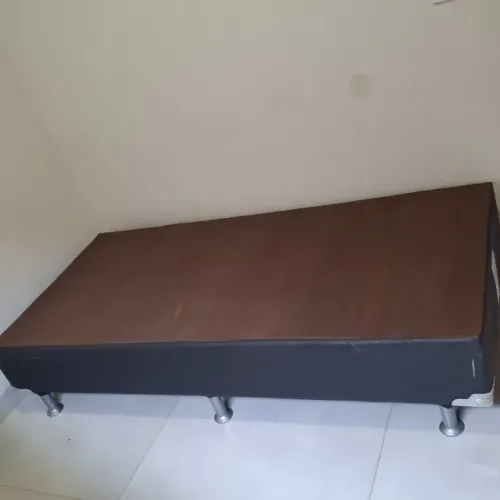 Vendo base cama box solteiro super conservada