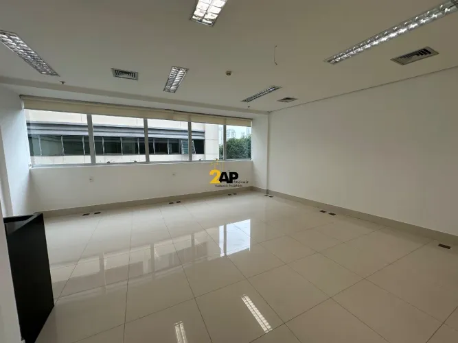 Sala Comercial na Vila Andrade - São Paulo-SP: 1 sala, 1 banheiro, 1 vaga de garagem, 35m²