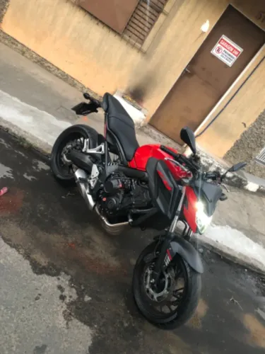 Moto muito nova , dispensa comentários , quem conhece de moto sabe , maquinão