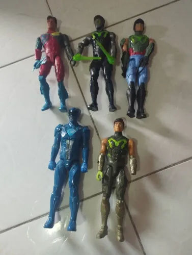 5 bonecos Max steel