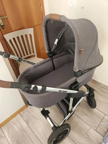 Carrinho de bebê com moisés