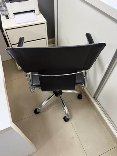 Cadeira giratória preta banco de couro