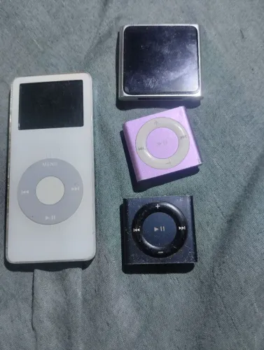 4 ipods para recuperar ou retirar peças 