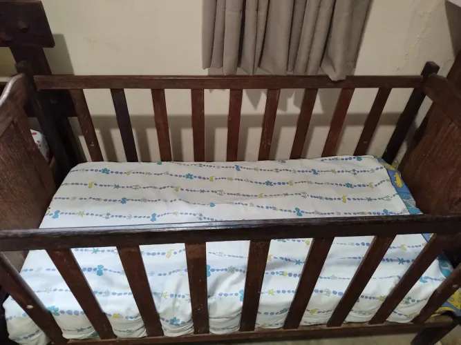 Vendo berço com colchão.