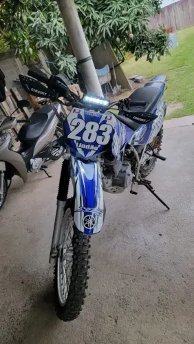 Moto pra trilha XTZ como notor da Titan 150cc e suspensão a ar da CRF