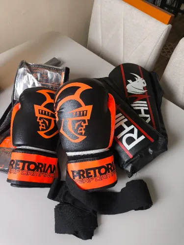 Luva Pretorian 12 Oz com bandagens + Caneleira Rino 