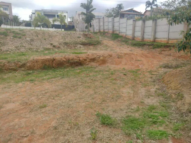 Vende-se Terreno em Condomínio Fechado ? Lago Dourado, Jacareí/SP