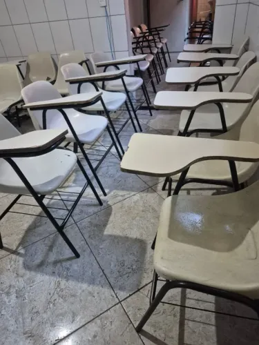 Lote de Carteiras Universitárias - Ótimo Estado