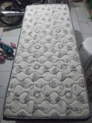 Colchão de solteiro e cama box vendida separadamente ou juntas.