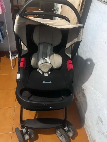 Carrinho de bebê e bebê conforto