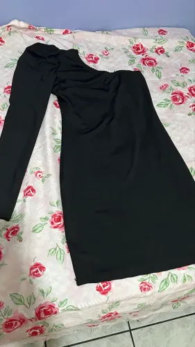 Vestido Tubinho Preto | Uma Manga com Ombro Bufante