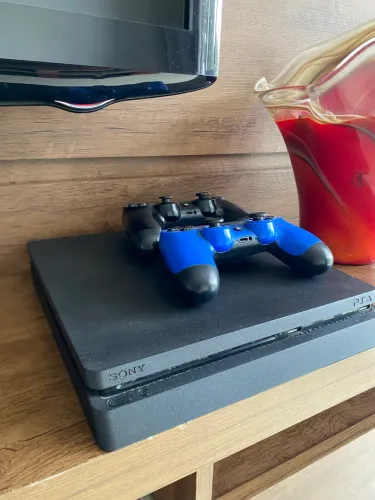 PS4 Slim 1TB + 2 Controles + 7  Jogos