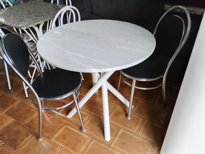 Mesa + 2 cadeiras