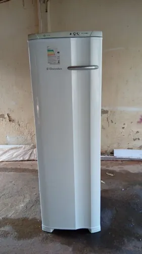 Vendo Freezer vertical Eletrolux 240 litros <br>Super conservado <br>1500 reais
