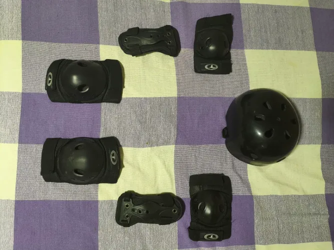 Kit Proteção Completo Traxart (Capacete + Joelheira + Cotoveleira + Munhequeira)