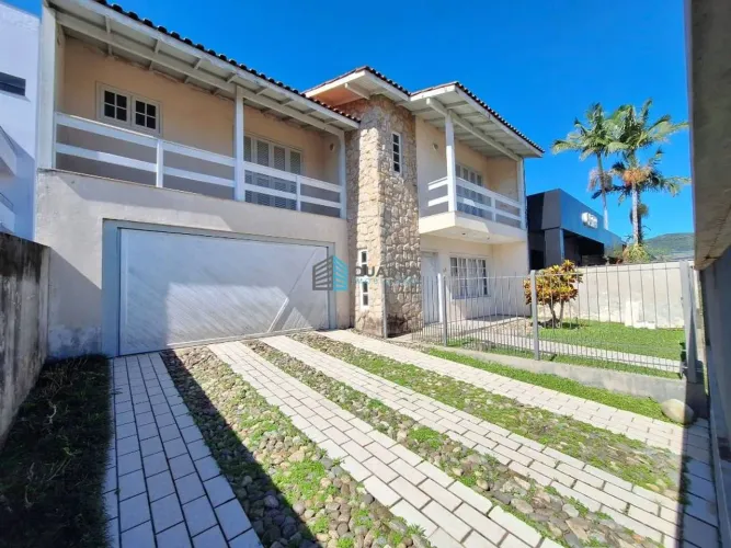 Casa à Venda à 50 metros da Av. Madre Benvenuta no Santa Mônica, Florianópolis !!