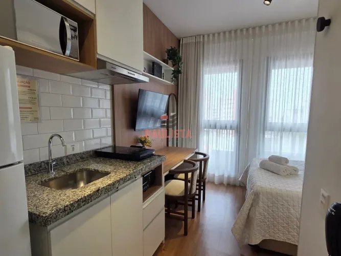 Studio 100% mobiliado próximo as linhas azul e lilás do Metrô. Decoração completa e de qua