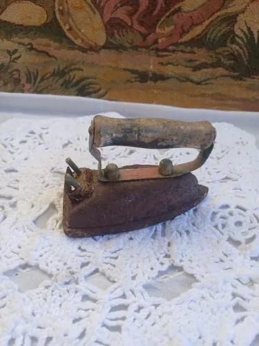 Ferro de engomar miniatura antigo com defeitos 