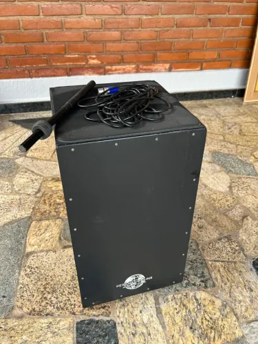 Cajon Carron Elétrico Liso Preto Percussionline + Cabo Xlr + Baqueta