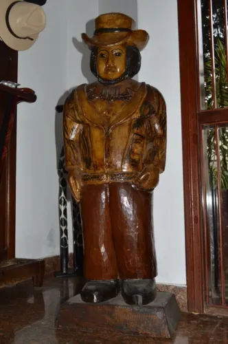 Escultura de homem em madeira maciça