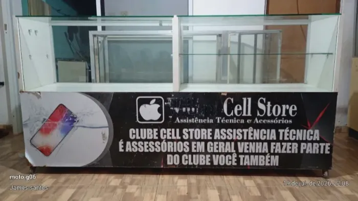Vende-se 2(dois) Balcão de loja,1 sendo de madeira o outro tauba compensado.