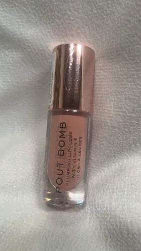 Lip gloss cor Candy da Revolution Beauty