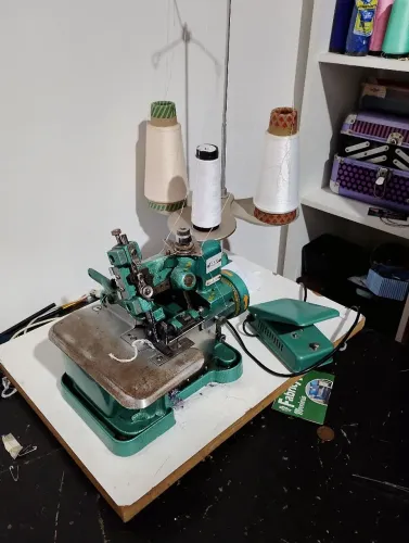 Máquina de costura overloque chinesinha entrego