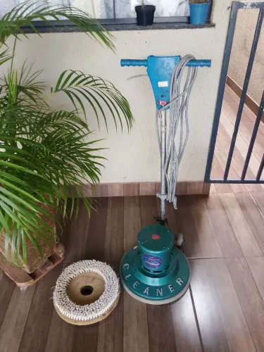 Enceradeira industrial        clener modelo 350  semi nova com escova