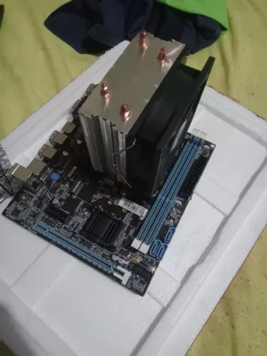 Kit placa, processador e torre cooller.