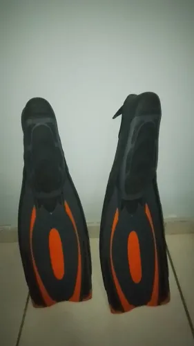 Nadadeira cressi reaction pro número 35/36 semi nova