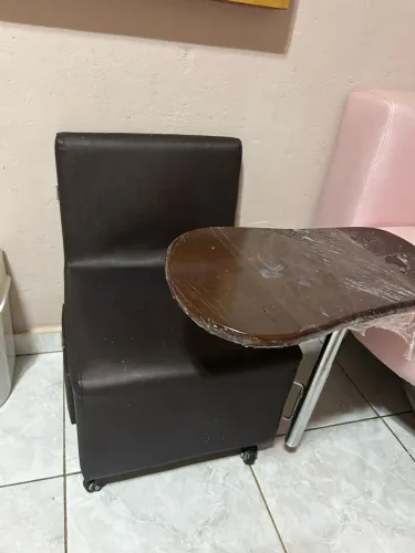 Cadeira de manicure , mesinha em mdf e um esmalteiro novo !