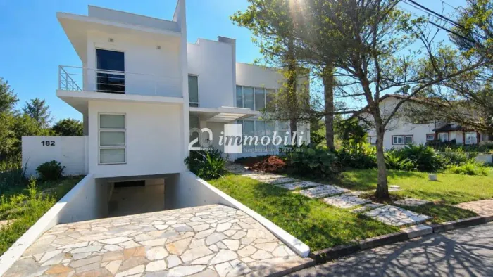 Casa à venda e para alugar próximo a Granja Viana, com 5 suítes, com 620 m²