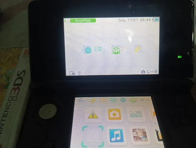 Nintendo 3DS com dois jogos o carregador está com um defeito na ponta mas ainda funciona