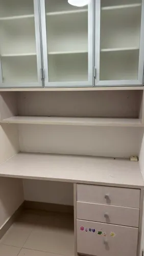 Escrivaninha e bancada suspensa
