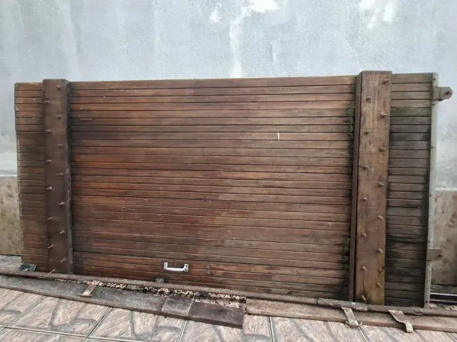 Portão de garagem 3m e portão social,  madeira ypê maciço.