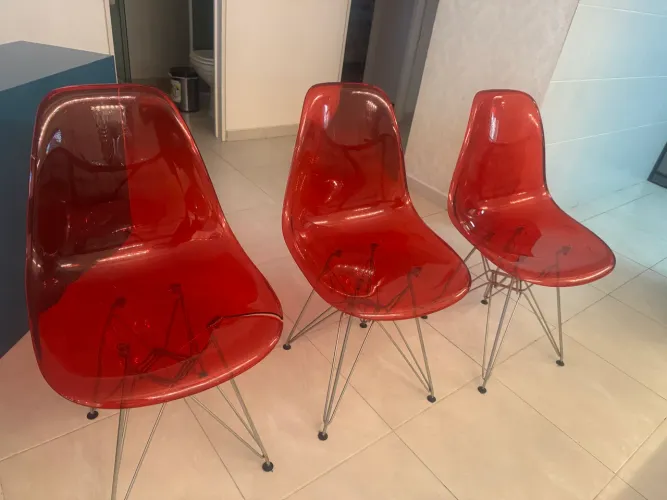 Três cadeiras de acrílico com defeito